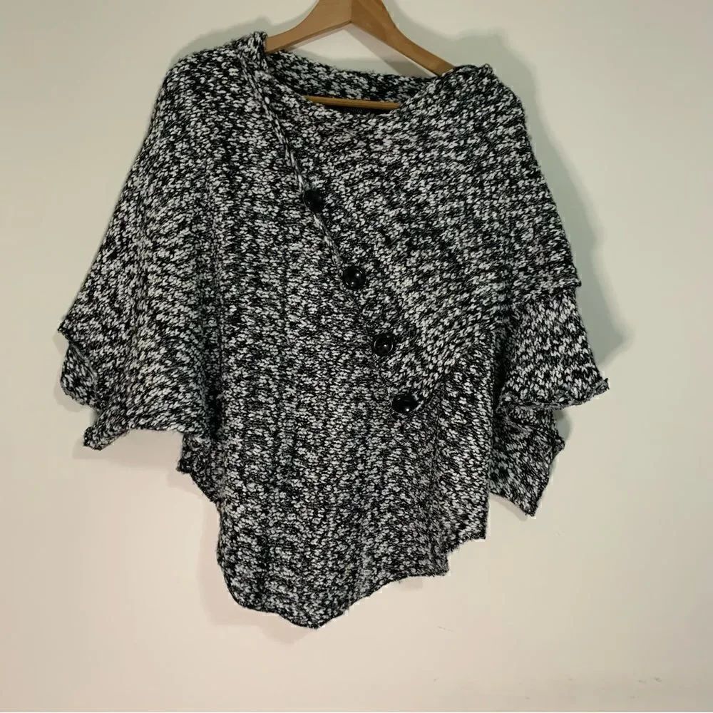 PAPILLON VANCOUVER LOS ANGELES Black/White Cape Poncho Style Sweater Medium